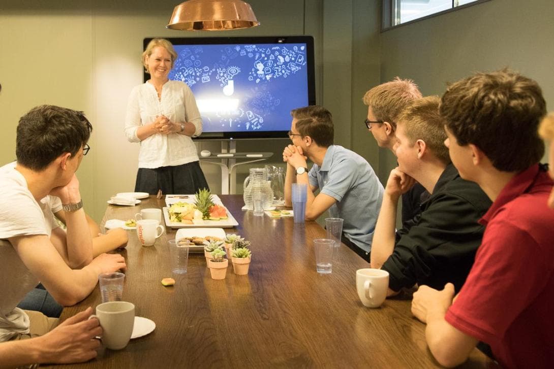 Director of SSRI Marianne Aasen meets with the finalists. (Photo: Karoline Hagane/Simula)