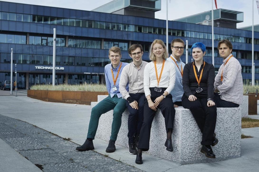 From right: Theodor Astrup Wiik (22), Emily Band (25), Syver Døving Agdestein (22),  Julie Johanne Uv (22) , Yngve Mardal Moe (25) and Håkon Molven (24) started their internship on Monday (Photo: Simula/Bård Gudim)