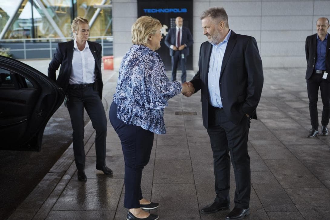 Simula's CEO Aslak Tveito greets Prime Minister Erna Solberg (Photo: Bård Gudim)