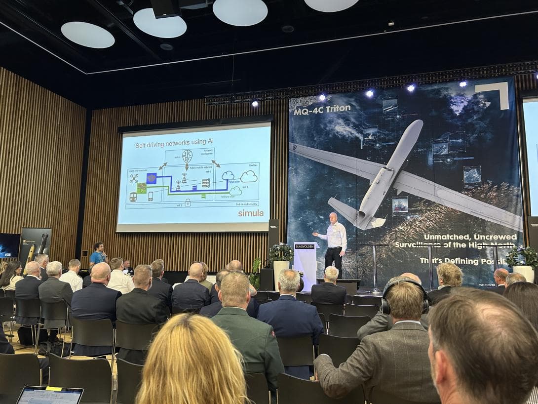 Sjefsforsker Haakon Bryhni presenterer på scenen