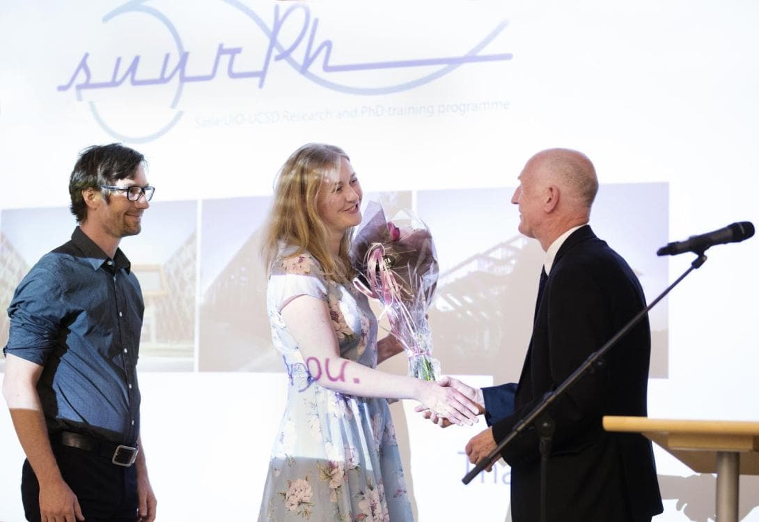 Secretary General Trond Fevolden of the Ministry of Research and Education honours the award winners Marie Rognes and Simon Funke. (Photo: Sverre Jarild)