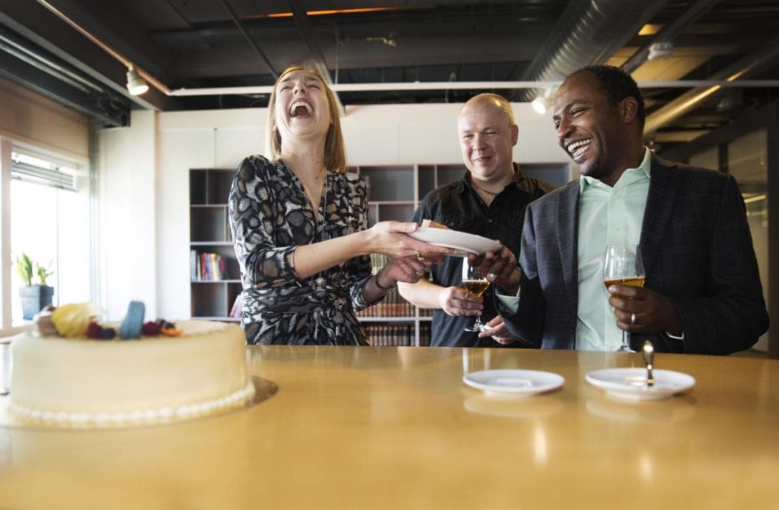Iselin Nybø handing out cake to Leon Moonen and Ahmed Elmokashfi (Photo: Sverre Christian Jarild)