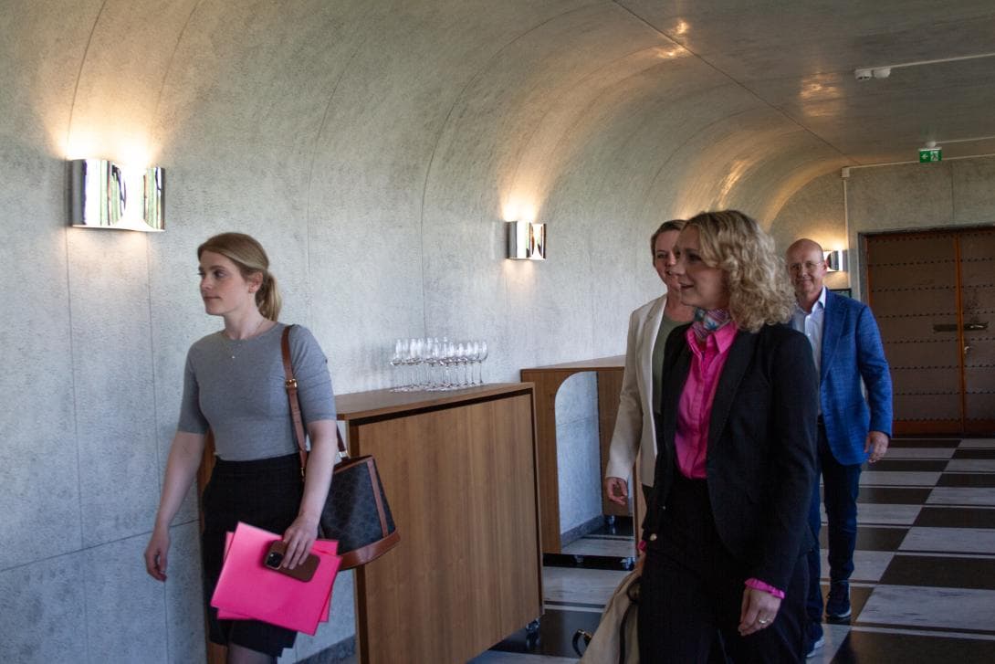 Minister of digitalisation and others walking into the meeting